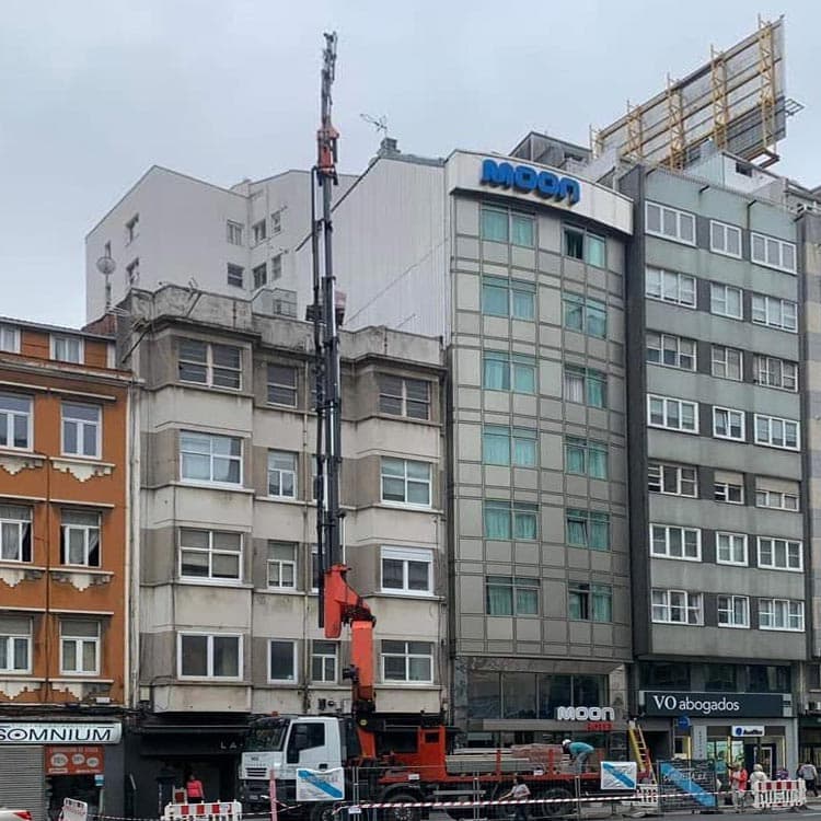 Camión grúa de Condega trabajando en una obra en A Coruña