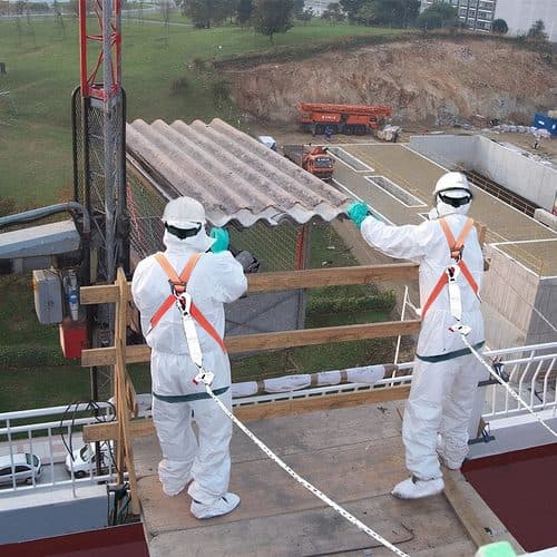 Operarios autorizados de Condega retirando una cubierta de amianto en A Coruña